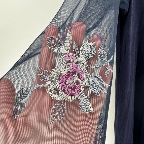 CHENAULT Women’s Navy Blue Top With Floral Embroidered Sheer Sleeves Size Large - Picture 5 of 8